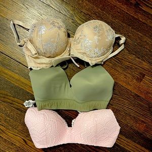 Bundle of VS/Pink Bras!! Size 32 DD! Basically brand new!!